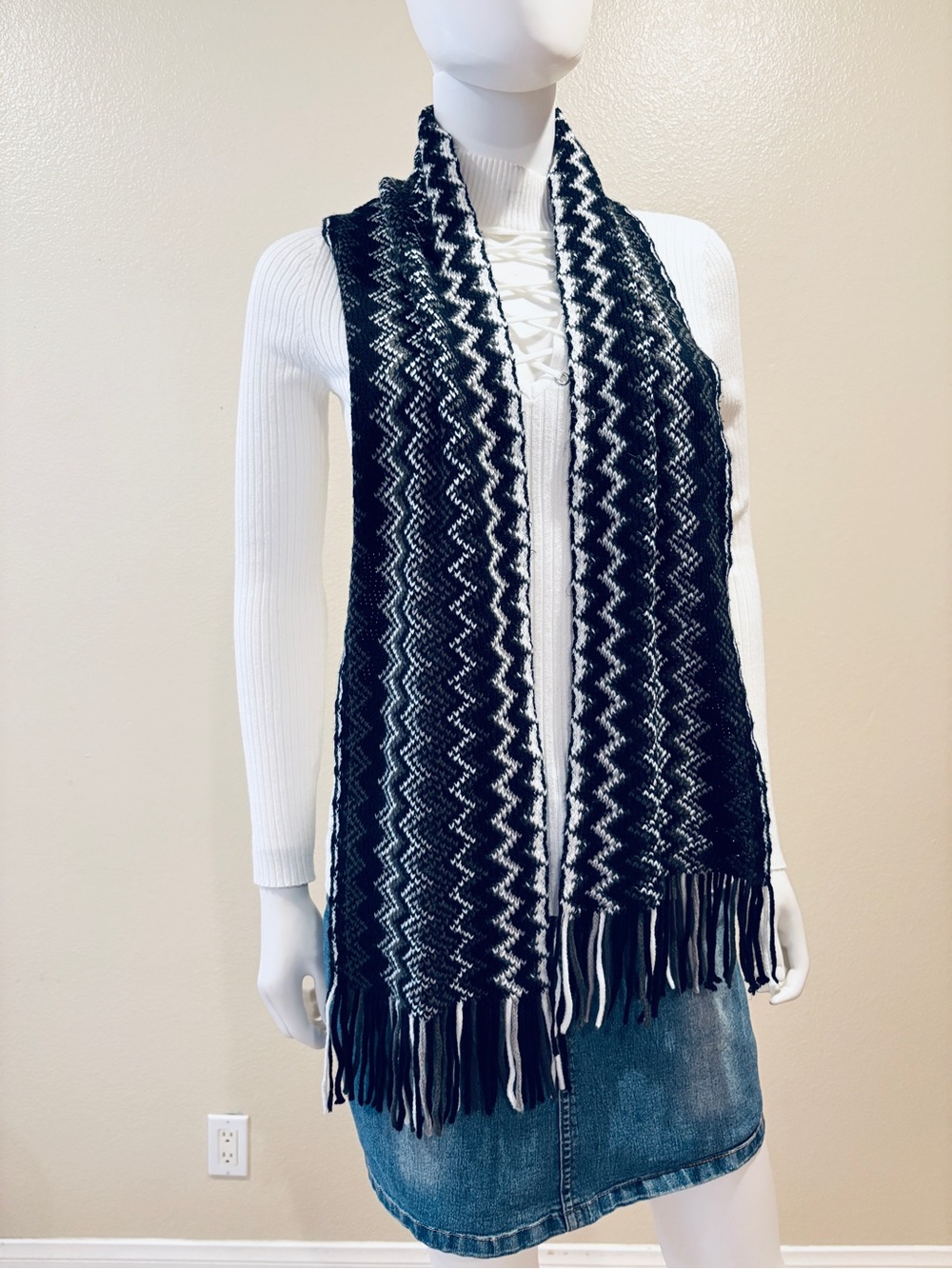Joe Boxer Chevron Zigzag Fringe Scarf Black Grey White Acrylic Festival Knitted